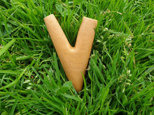 Load image into Gallery viewer, Close-up of hand-carved kuripe hapé pipe
